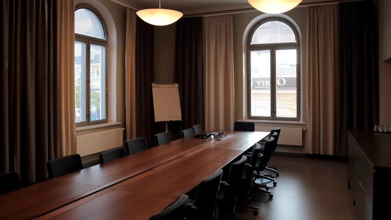 Interieur van Spreekkamer De Steenzaal in Buurthuis De Kade