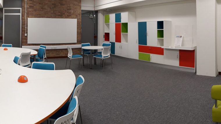Interieur van Rosandezaal in Buurthuis De Windroos