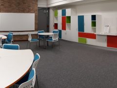 Interieur van Rosandezaal in Buurthuis De Windroos