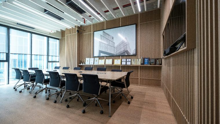 Interieur van Singelzaal in Buurthuis De Kade