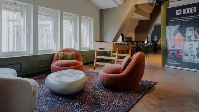 Interieur van Flexruimte begane grond in Kantoorverzamelgebouw Stationsplein