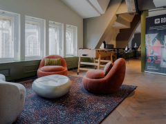 Interieur van Flexruimte begane grond in Kantoorverzamelgebouw Stationsplein