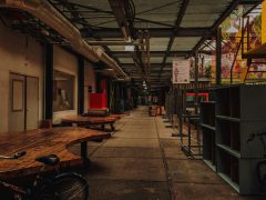 Interieur van Grote zaal in Wijkgebouw De Kade
